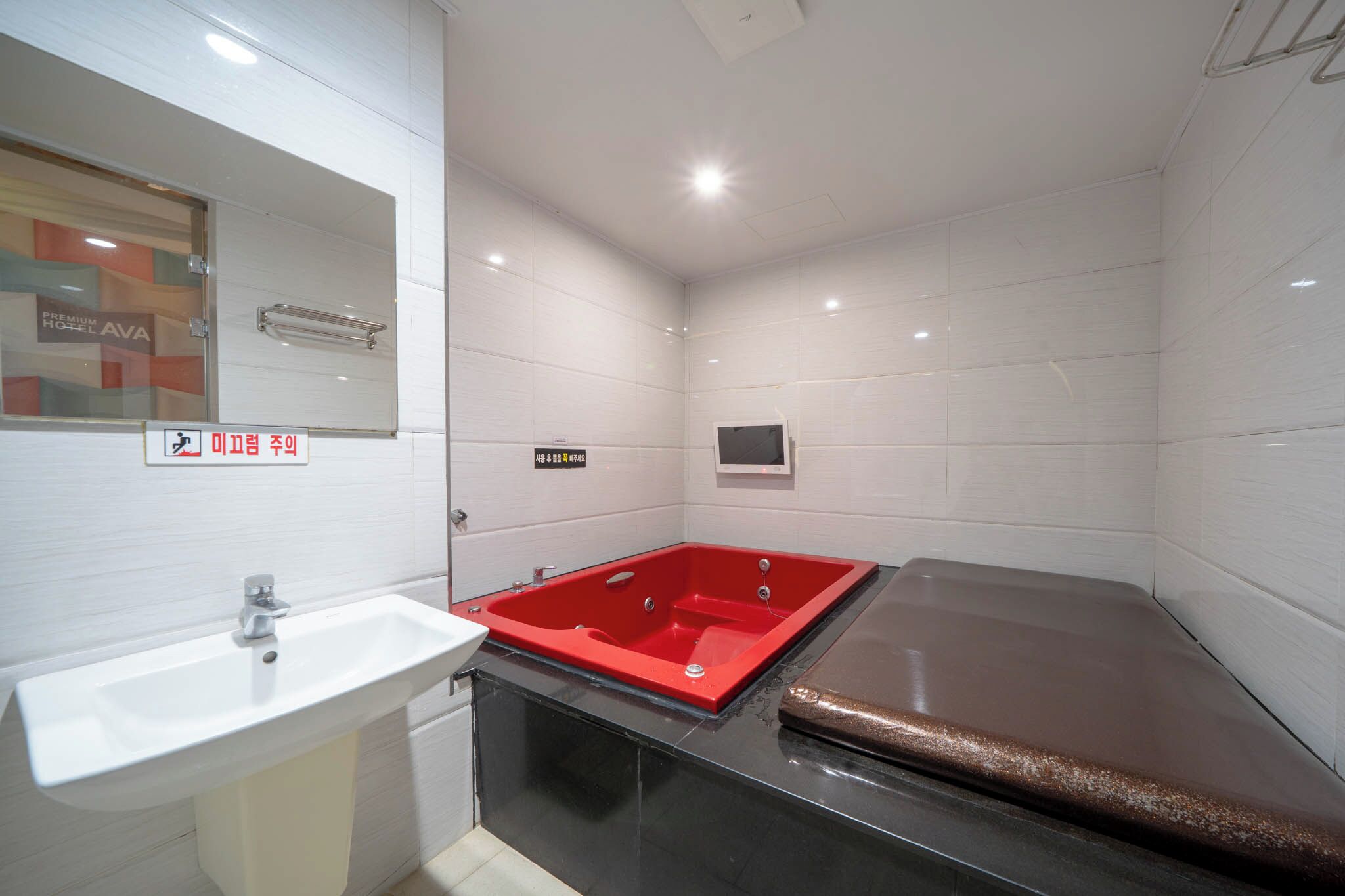 Deluxe Double Room | Bathroom | Hair dryer, towels