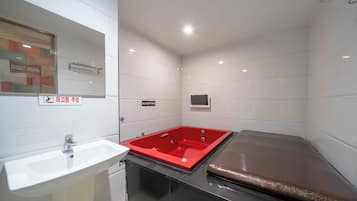 Deluxe Double Room | Bathroom | Hair dryer, towels