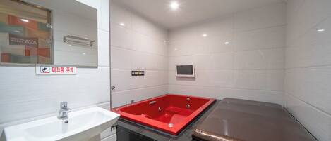 Deluxe Double Room | Bathroom | Hair dryer, towels
