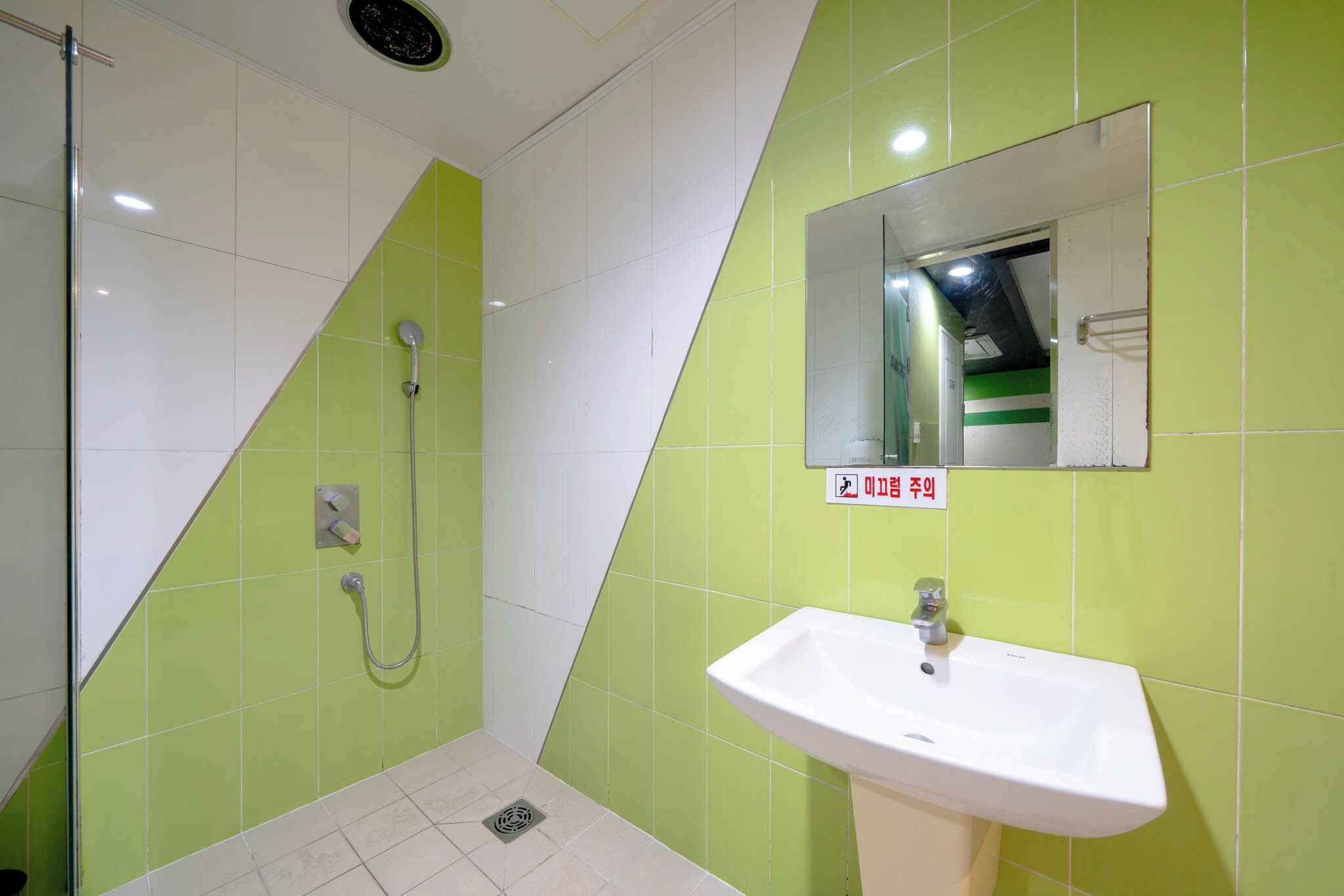 Standard Double Room | Bathroom | Hair dryer, towels