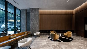 A modern lobby with a seating area, a fireplace, and a view of the street. - West Side Place Family Suite w/ Pool+Sauna+Gym (Melbourne)
