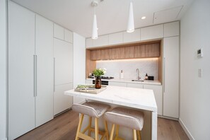 Réfrigérateur, four à micro-ondes, un four, surface de cuisson