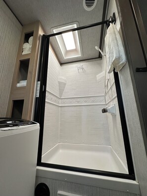 Suihku, hiustenkuivaaja, pyyhkeet, saippua