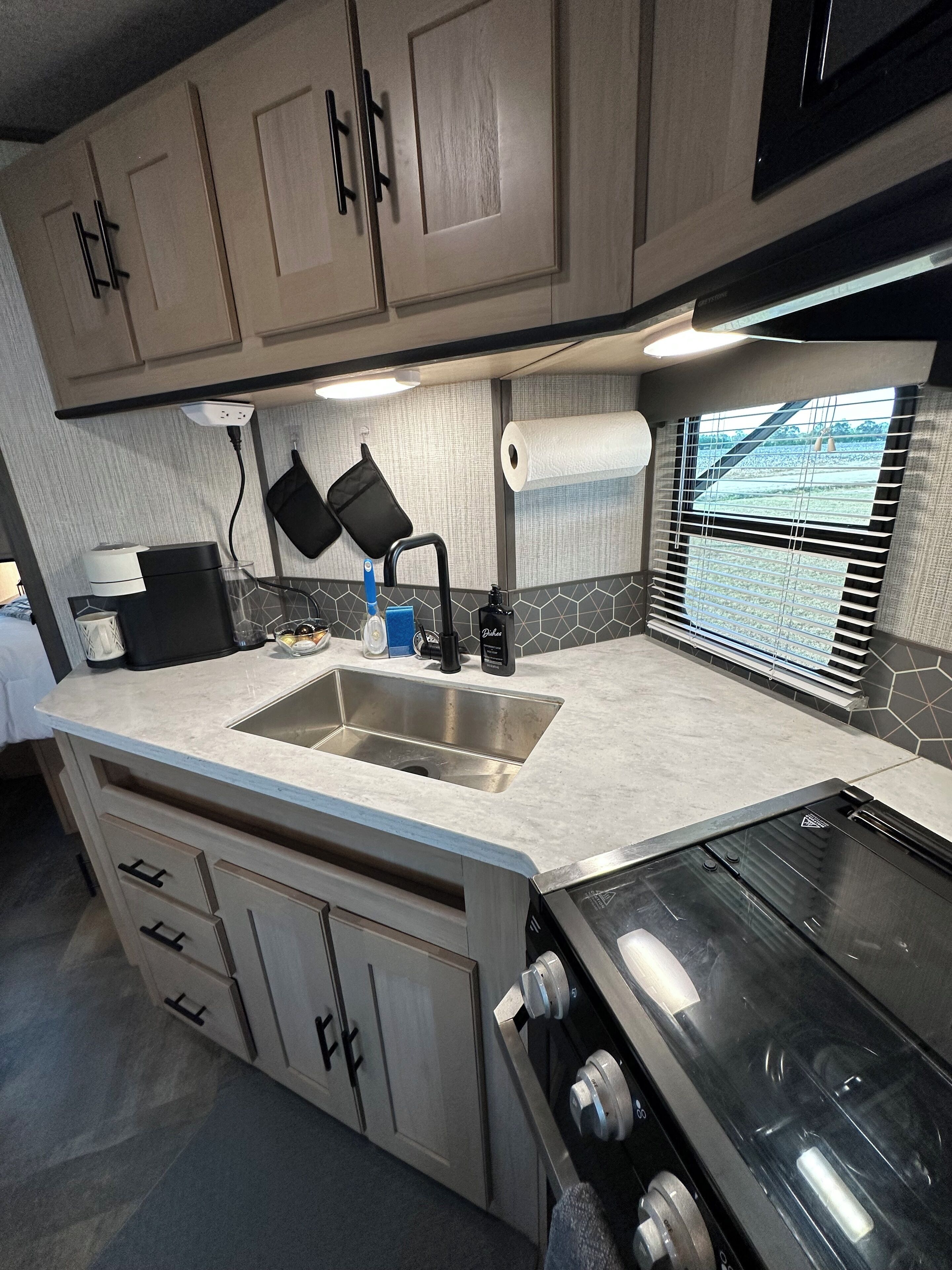 Geladeira, micro-ondas, fogão, cooktop