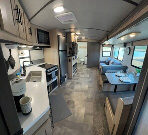 Een koelkast, een microgolfoven, een oven, een kookplaat