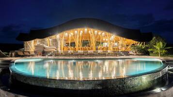 Una piscina al aire libre