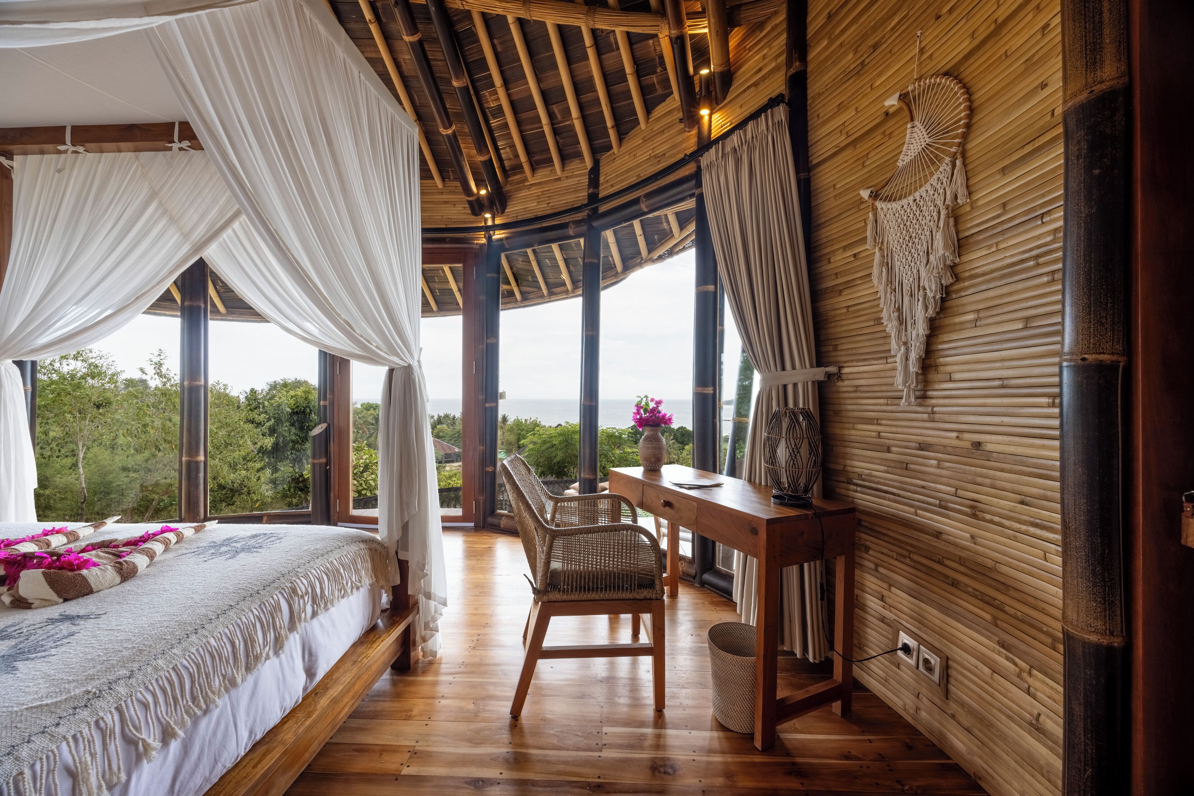 Minibar, desk, laptop workspace, free WiFi