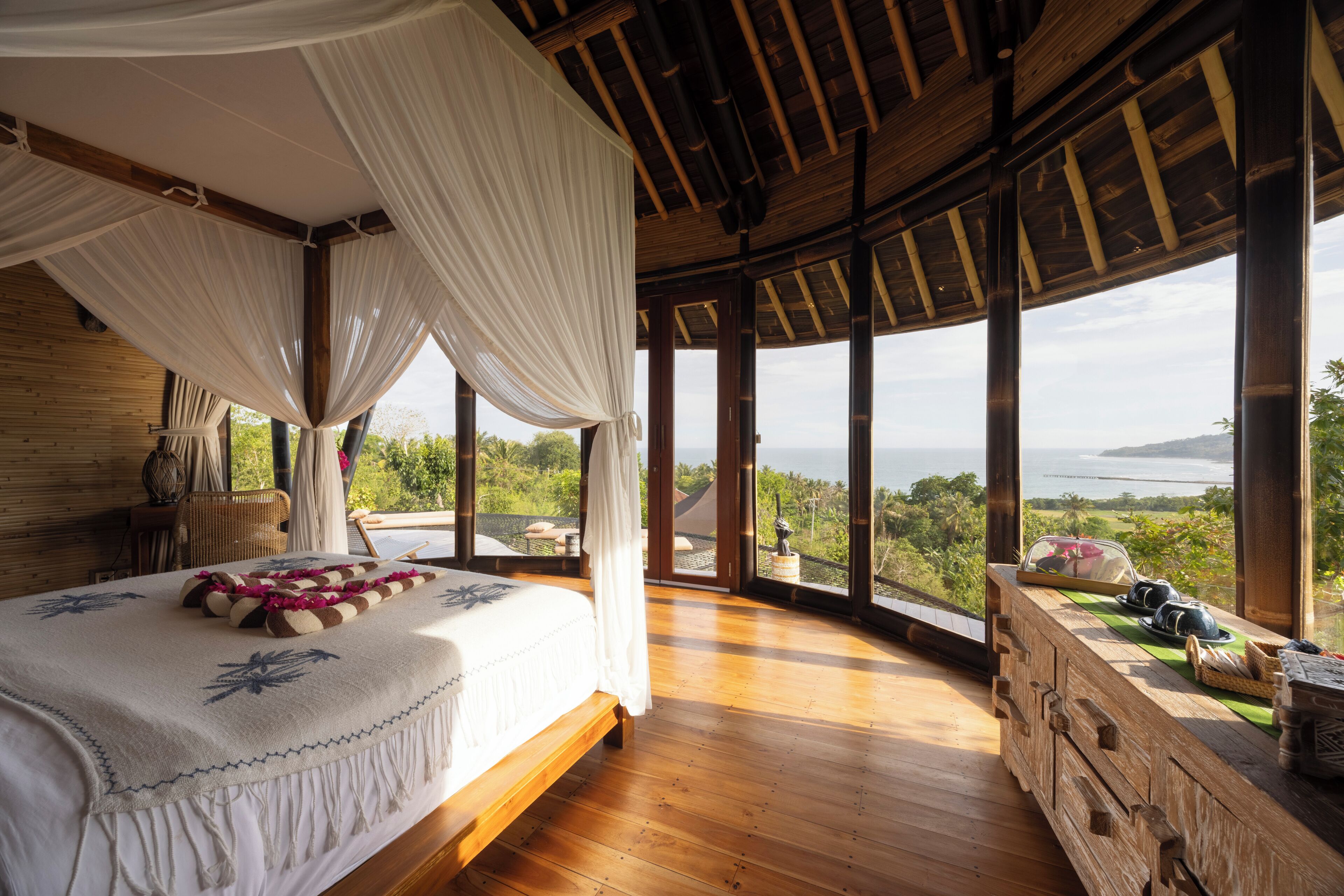 Minibar, skrivebord, skrivebord for bærbar PC og wi-fi (inkludert)