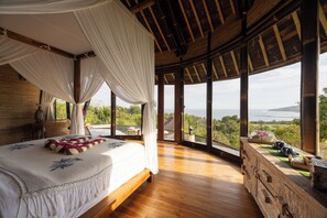 Minibar, escritorio, espacio para trabajar con laptop y wifi gratis 