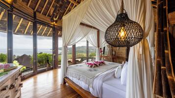 Minibar, desk, laptop workspace, free WiFi