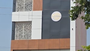 Un hotel chiamato "Hotel Nakshatra", con una facciata moderna, una segnaletica ben visibile e un ingresso evidente.