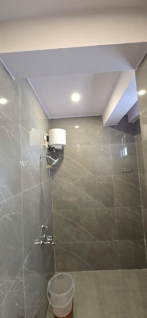 Combined shower/tub, towels, soap, toilet paper - Hotel Nakshatra (Sawai Madhopur)