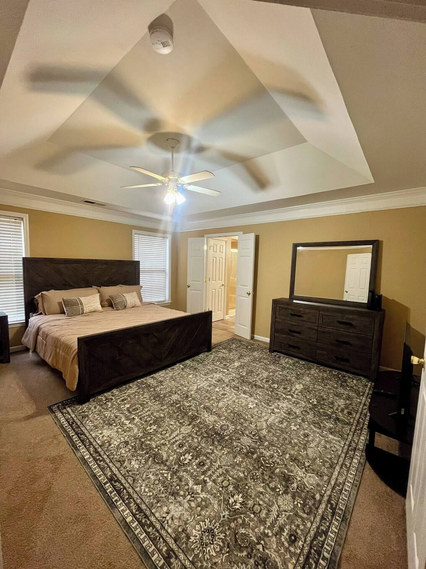 5 habitaciones, tabla de planchar con plancha, wifi y ropa de cama 