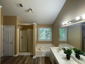 Hair dryer, towels, soap, toilet paper - The Eden at Charlotte - Bring the whole family there's lots of room for fun. (Charlotte)