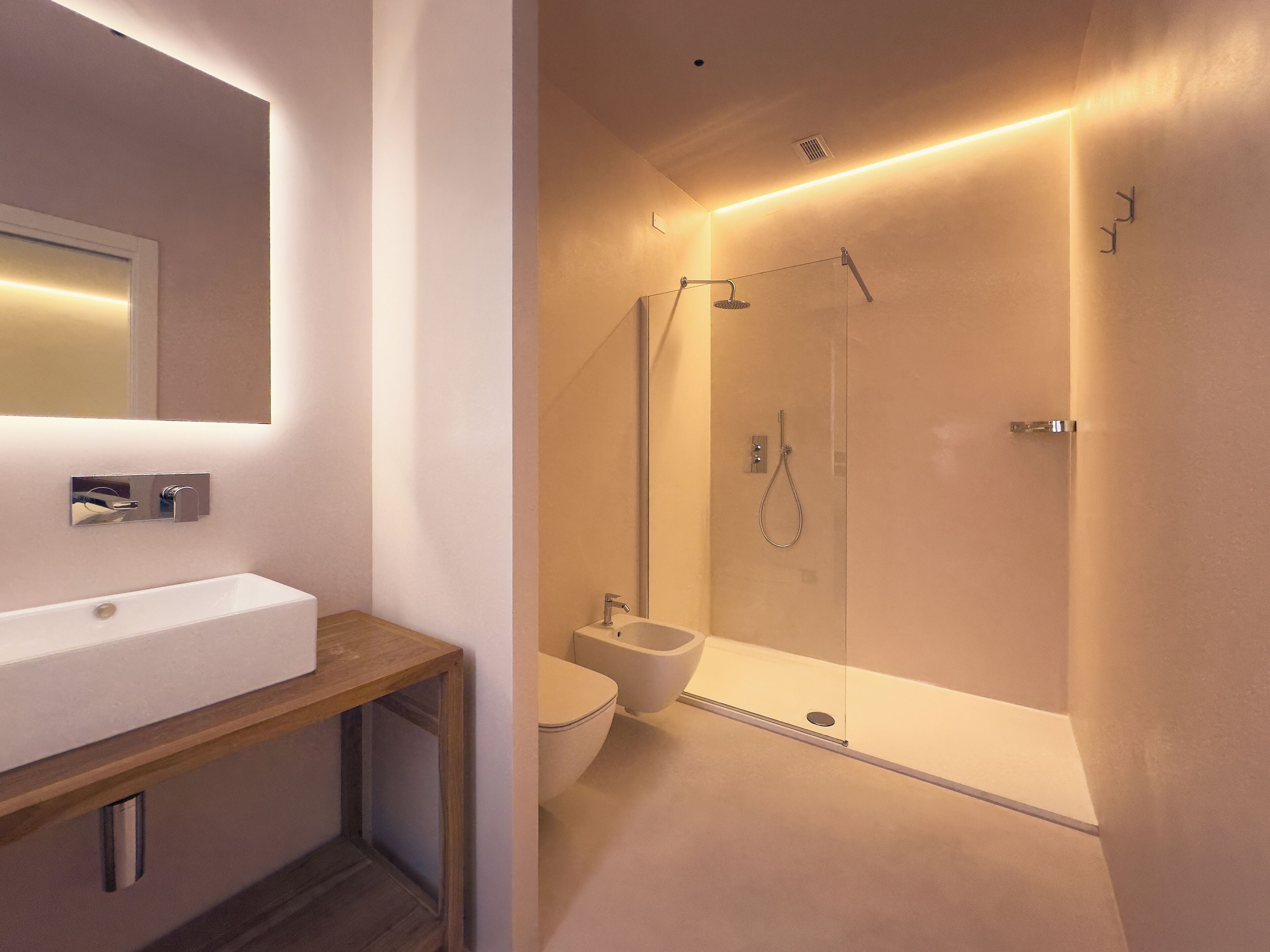 Camera Matrimoniale con Bagno Privato | Bathroom | Shower, hair dryer, bathrobes, towels