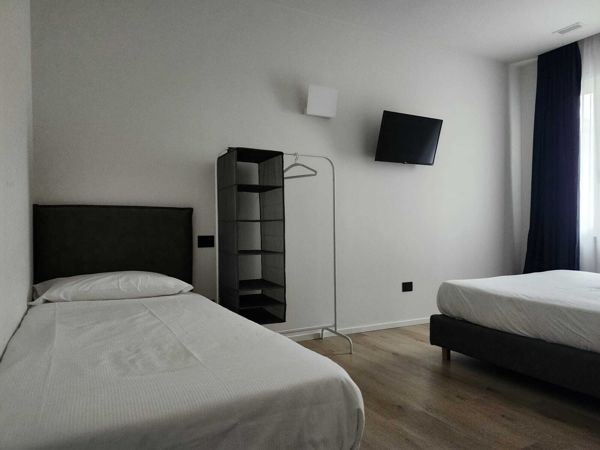 مكتب وواي فاي مجانًا وملاءات أسرّة