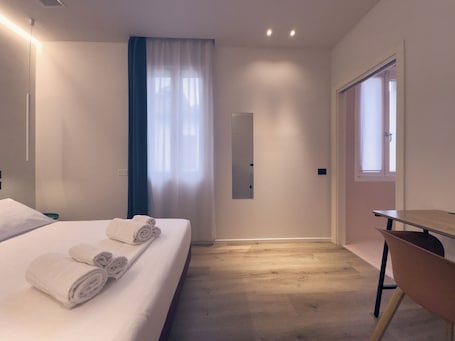 Camera Matrimoniale con Bagno Privato | 办公桌、免费 WiFi、床单