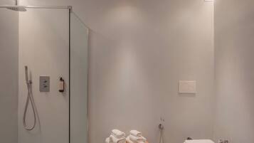 Camera Doppia con Letti Singoli con Bagno Privato | Bathroom | Shower, hair dryer, bathrobes, towels