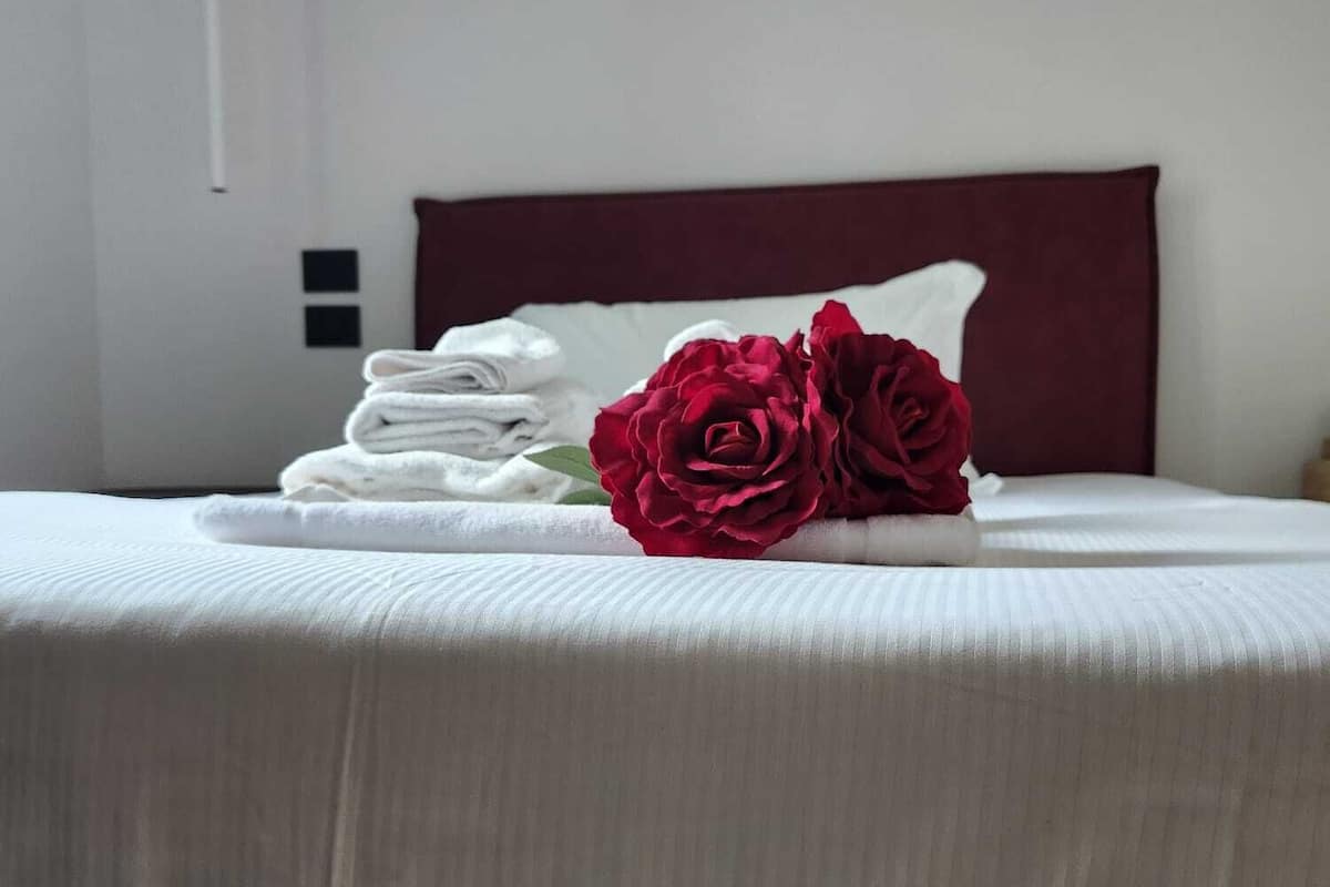 مكتب وواي فاي مجانًا وملاءات أسرّة