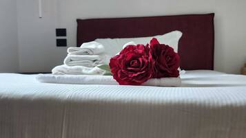 Una scrivania, Wi-Fi gratuito, lenzuola