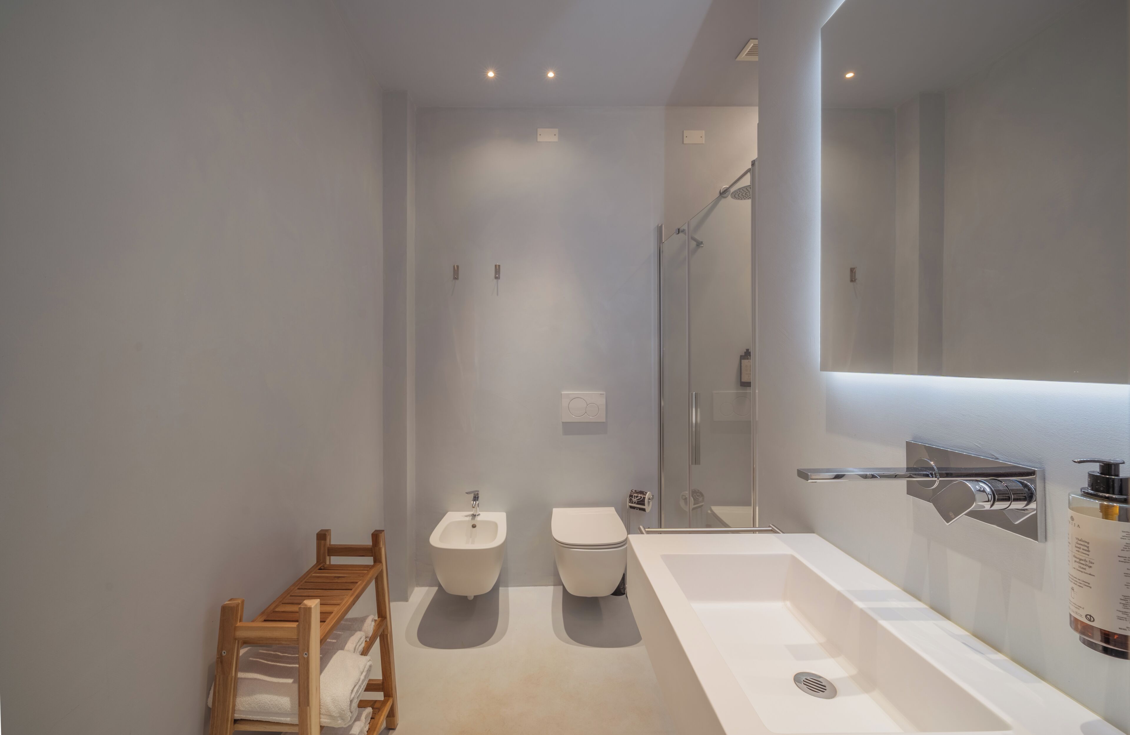 Camera Matrimoniale con Bagno Privato | Bagno | Doccia, asciugacapelli, accappatoio, asciugamani