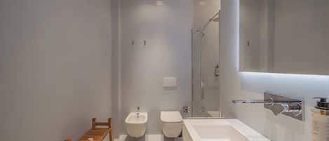 Camera Matrimoniale con Bagno Privato | Bathroom | Shower, hair dryer, bathrobes, towels