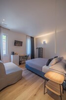 Camera Matrimoniale con Bagno Privato | Rúmföt af bestu gerð, dúnsængur, rúm með memory foam dýnum, skrifborð