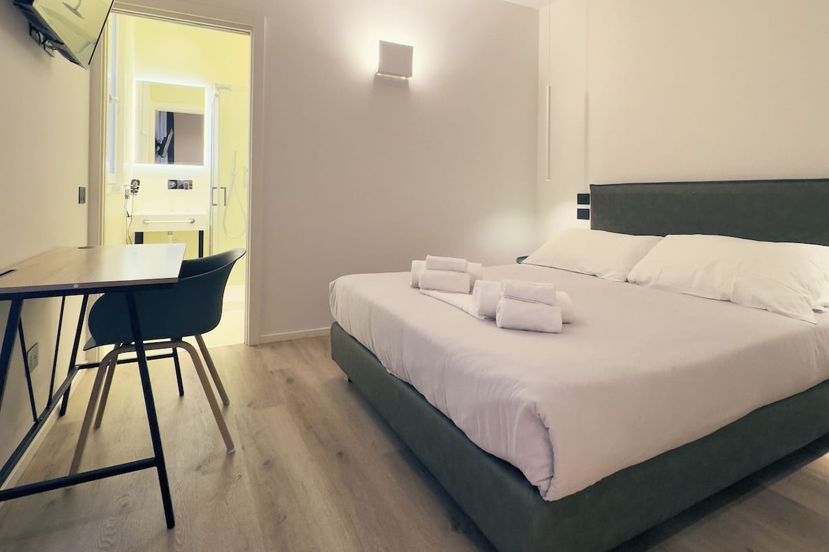Camera Matrimoniale con Bagno Privato | Desk, free WiFi, bed sheets