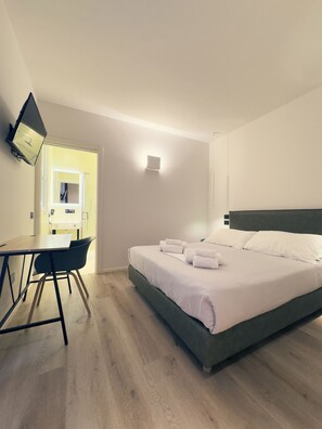 Camera Matrimoniale con Bagno Privato | Premium bedding, down duvets, memory-foam beds, desk - DIMORA IN PRATO (Padova)