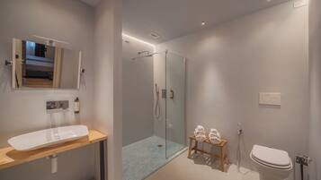 Camera Doppia con Letti Singoli con Bagno Privato | Bathroom | Shower, hair dryer, bathrobes, towels