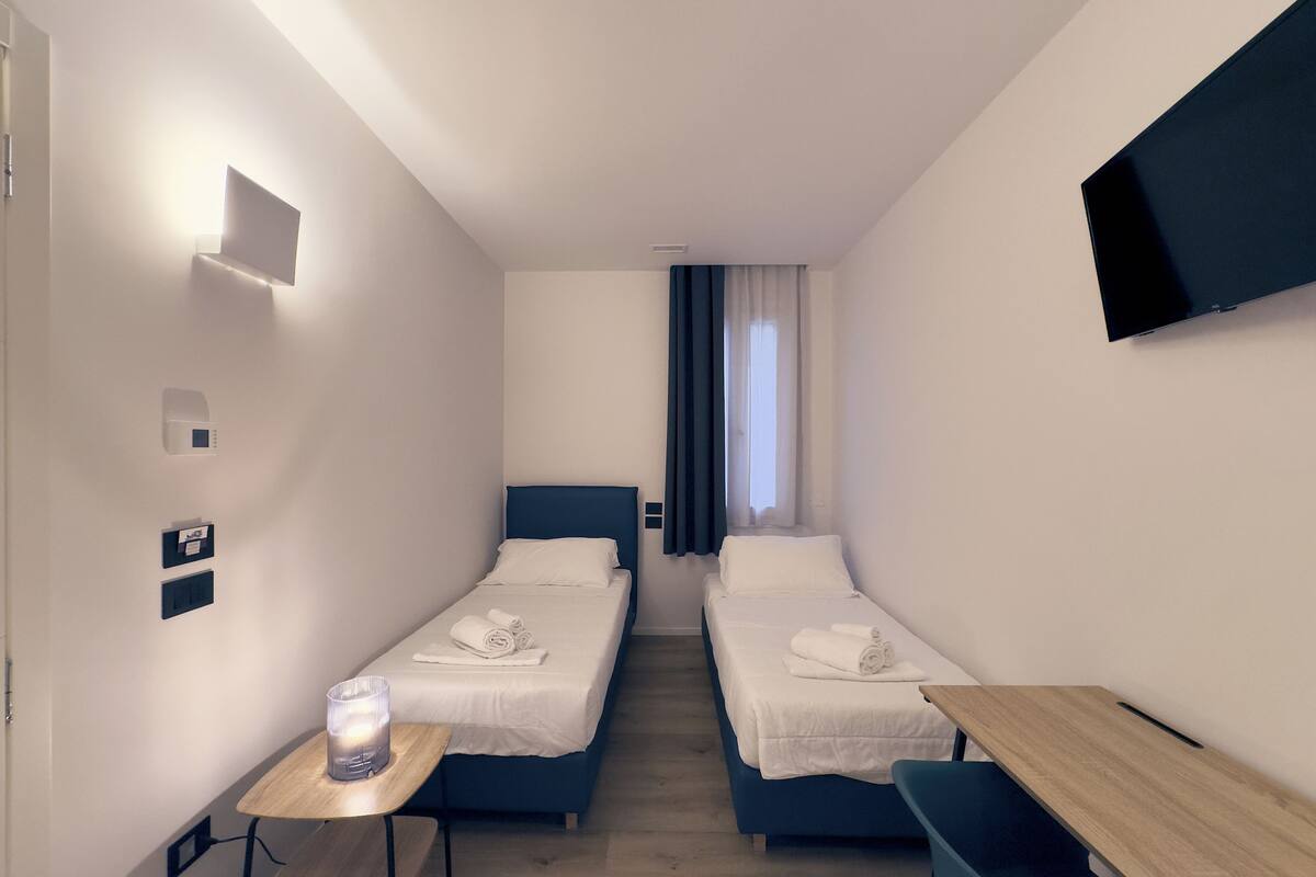 Classic Twin Room | Desk, free WiFi, bed sheets