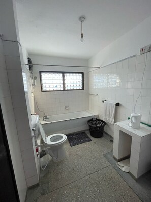 Douche, serviettes fournies, savon, papier toilette