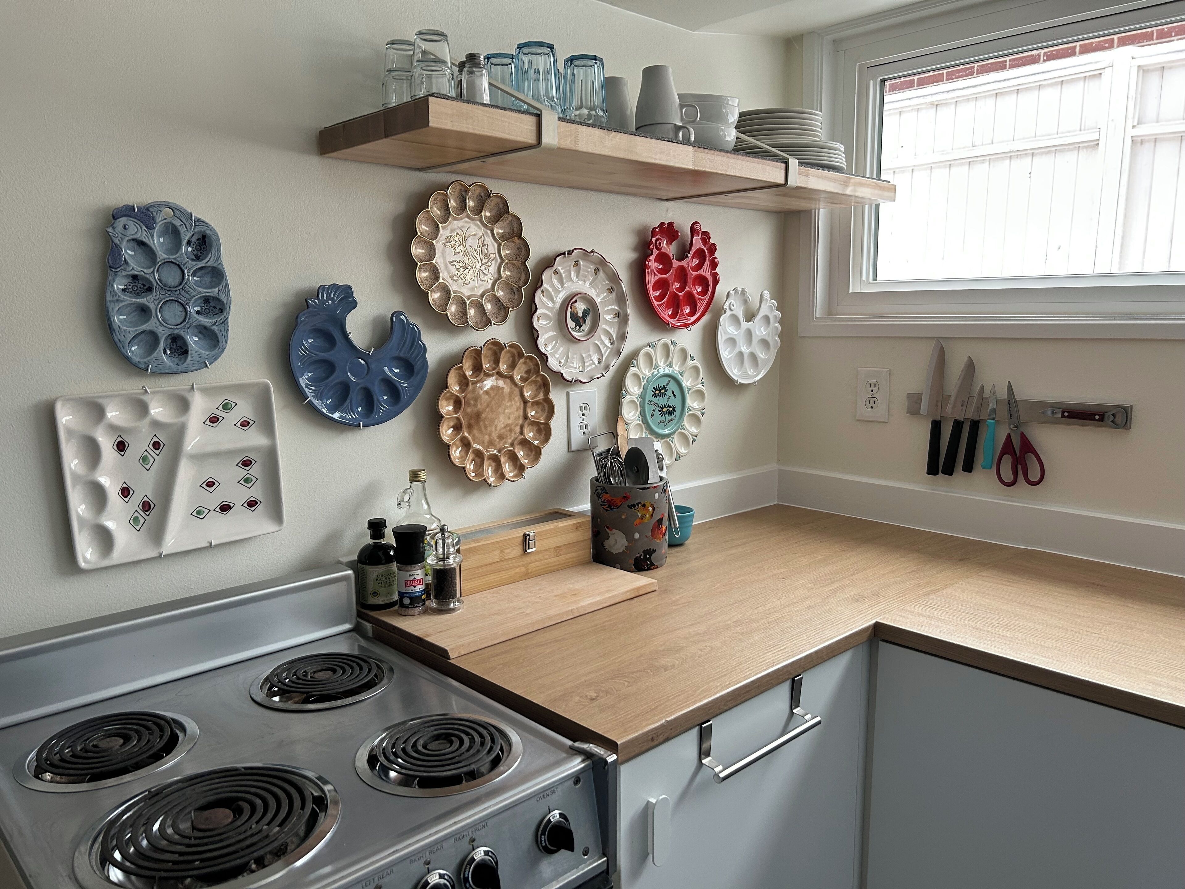 Geladeira, micro-ondas, fogão, cafeteira/chaleira