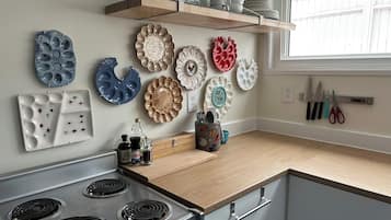 Geladeira, micro-ondas, fogão, cafeteira/chaleira