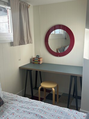 Escrivaninha, ferros/tábuas de passar roupa, berço de viagem