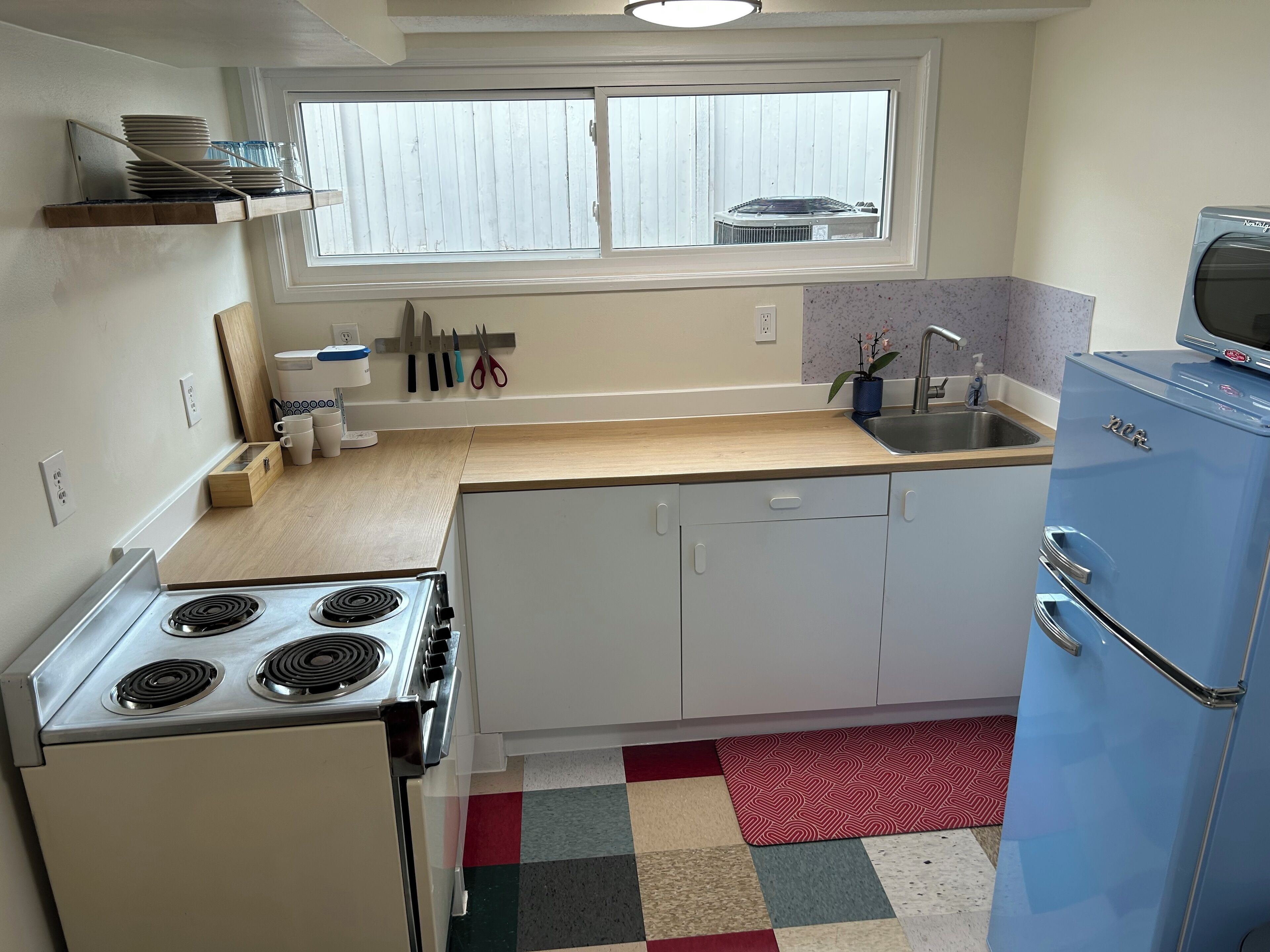 Kühlschrank, Mikrowelle, Ofen, Wasserkocher mit Kaffee-/Teezubehör