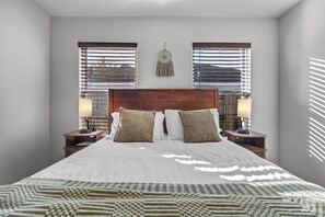 Tabla de planchar con plancha, wifi y ropa de cama 
