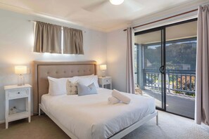 3 bedrooms, iron/ironing board, WiFi, bed sheets - Little Blue House - Oceanstays - Pet Friendly (Yamba)