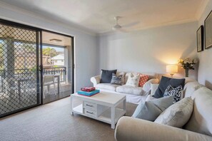 TV, offices - Little Blue House - Oceanstays - Pet Friendly (Yamba)