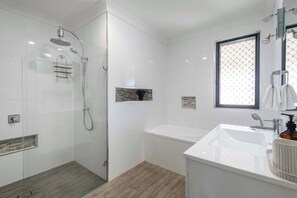 Douche, sèche-cheveux, serviettes fournies