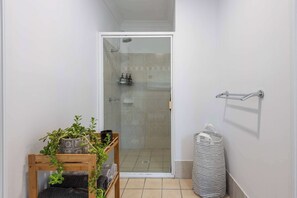 Dusche, Haartrockner, Handtücher