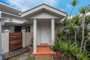 Exterior detail - 2 Nautilus - Oceanstays (Yamba)