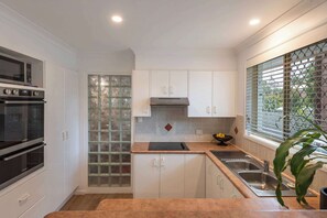 Fridge, microwave, oven, coffee/tea maker - 2 Nautilus - Oceanstays (Yamba)