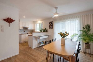 Dining - 2 Nautilus - Oceanstays (Yamba)