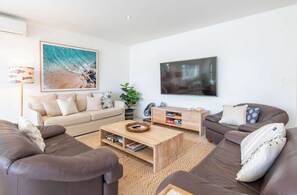 TV, offices - Zinc One - Oceanstays - ocean views (Yamba)