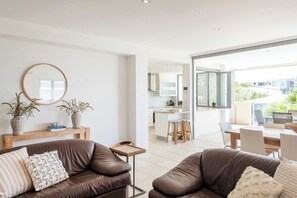 TV, offices - Zinc One - Oceanstays - ocean views (Yamba)