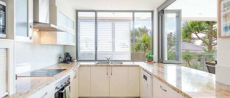 Ovn, kaffetrakter/tekoker og kjøkkenutstyr