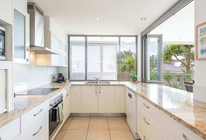 Oven, coffee/tea maker, electric kettle, cookware/dishes/utensils - Zinc One - Oceanstays - ocean views (Yamba)