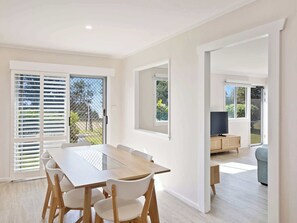 Dining - Marg's - Oceanstays - Oceanfront (Brooms Head)