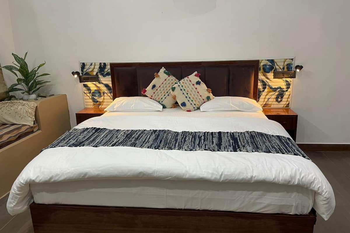 Luxe cottage, privézwembad, uitzicht op tuin | Een bureau, een laptopwerkplek, verduisterende gordijnen